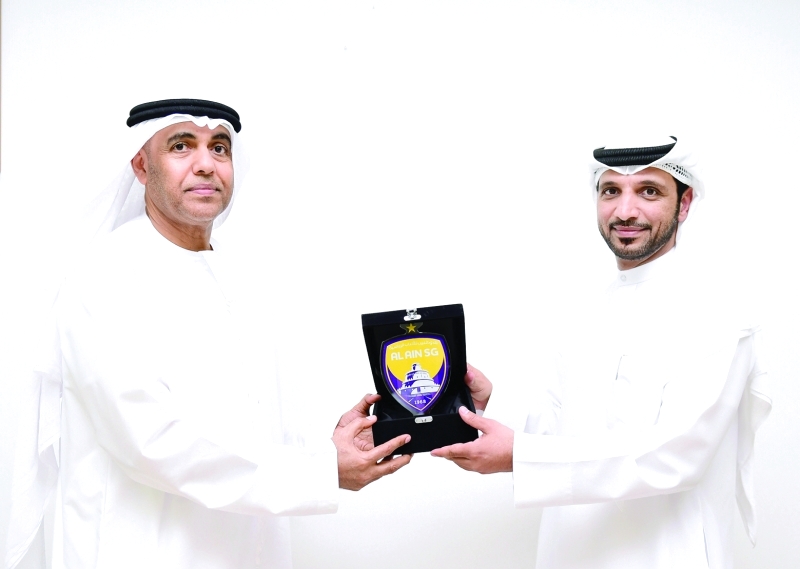 "■ الكعبي يقدم درع العين لابن جرش | البيان"