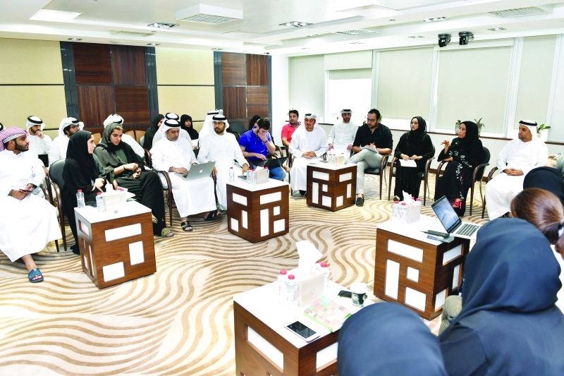 "منى المري خلال لقائها القائمين على الفعاليات قبيل انطلاق المنتدى | تصوير محمد هشام"