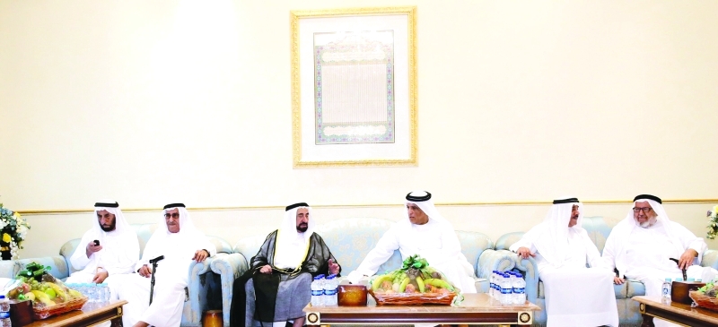 "سلطان القاسمي مقدماً واجب العزاء إلى سعود بن صقر | وام"