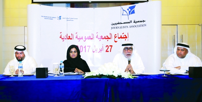 "■ محمد يوسف ومنى بوسمرة وإبراهيم الحساوي وعبد الكريم السناني خلال الاجتماع | تصوير: زافير ويلسون"
