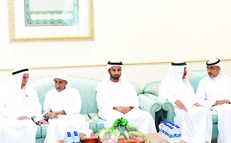 "محمد بن سعود خلال تقديم واجب العزاء"
