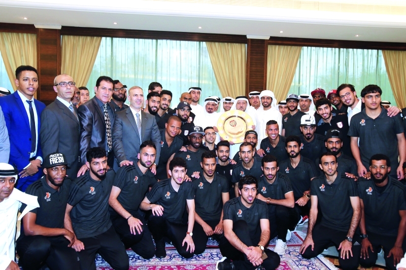 "■ حميد بن راشد النعيمي يتوسط نجوم عجمان أبطال دوري الأولى | تصوير- يونس يونس"