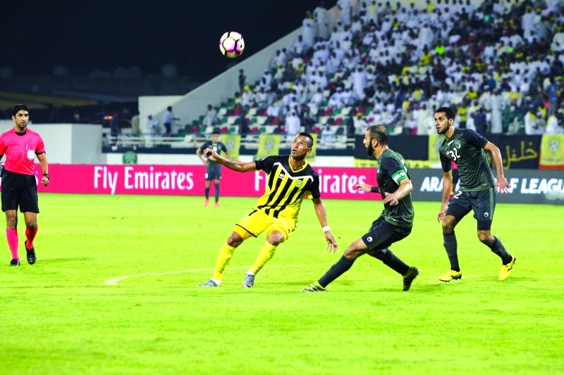 "■ محمد عبدالله نجح بدرجة امتياز في إدارة مباراة الإمارات مع كلباء"