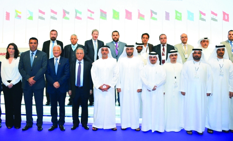 "Ⅶ سيف بن زايد يتوسط الحضور خلال تكريم الشركاء والمتحدثين في مؤتمر ومعرض الاقتصاد الرقمي أمس في مركز دبي التجاري  |  وام"