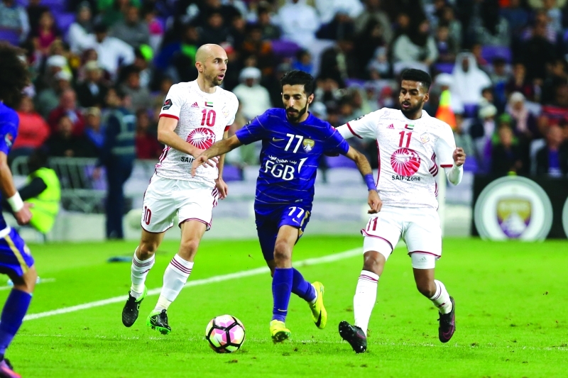 "■ من مباراة سابقة بين الشارقة والعين | البيان"