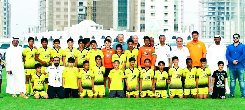 "■ صورة جماعية لفريق 13 سنة المتوج بلقب الدوري | البيان"