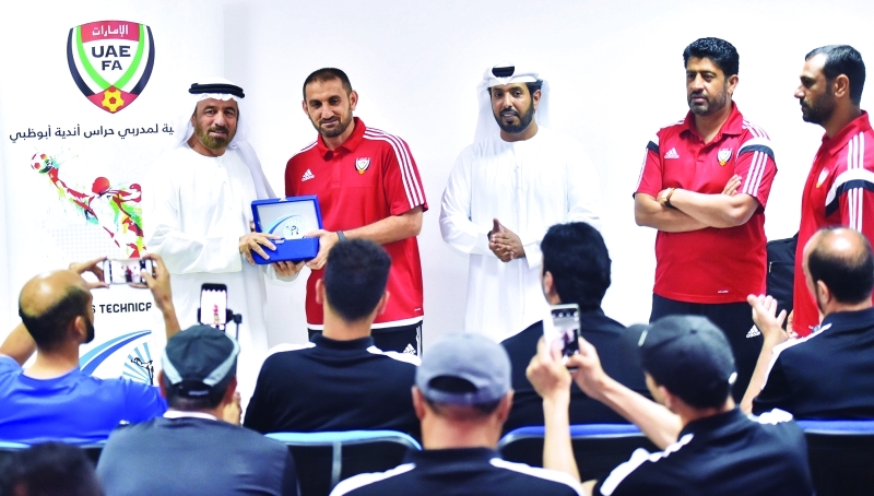 "■ من تسليم الشهادات للمدربين | البيان"