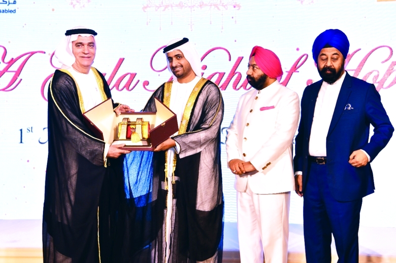 "جمعة آل مكتوم مكرَّماً من السفير الإماراتي أحمد البنا بحضور فيكرامجيت ساهني ــ من المصدر"