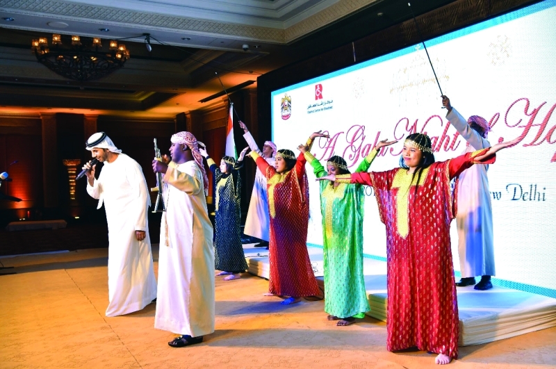 "فايز السعيد يغني في الاحتفالية برفقة طلبة مركز راشد ـــ من المصدر"