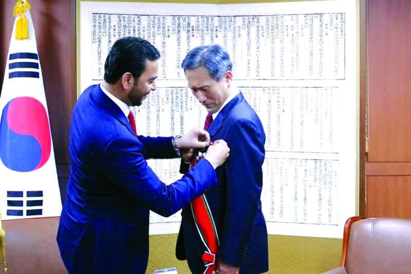 محمد بن زايد يمنح مستشار الأمن الوطني الكوري وسام الإمارات العسكري من الطبقة الأولى