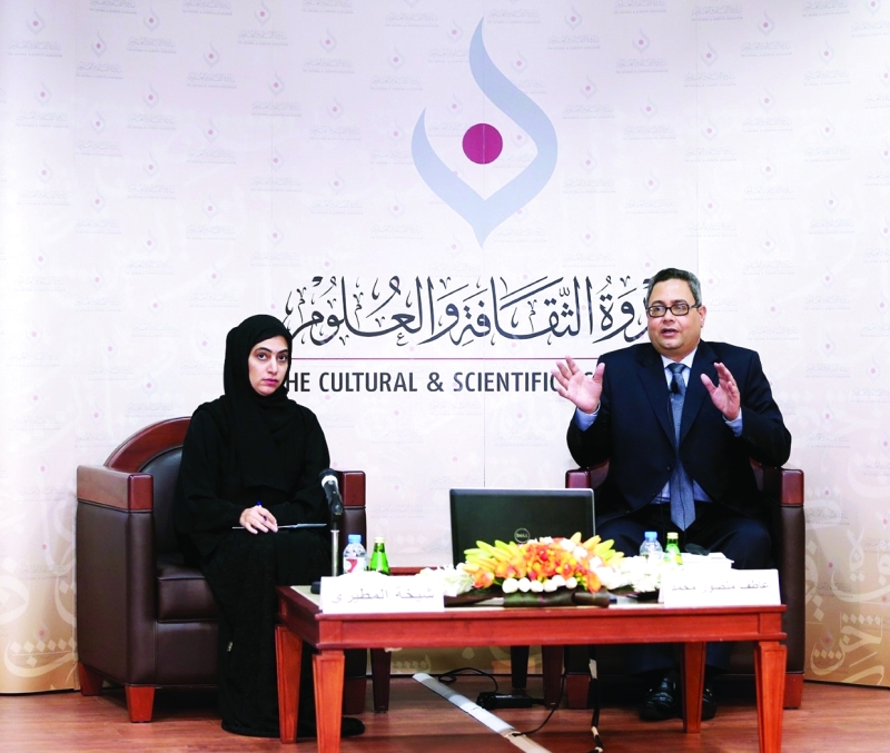 "■ عاطف منصور ومقدمته شيخة المطيري خلال المحاضرة | تصوير: سالم خميس"