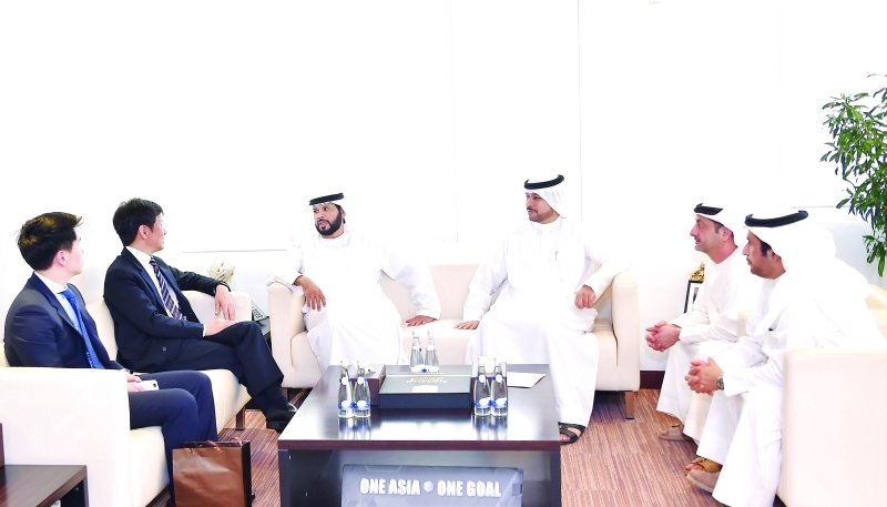 "■ بن غليطة خلال استقبال الوفد الكوري | البيان"