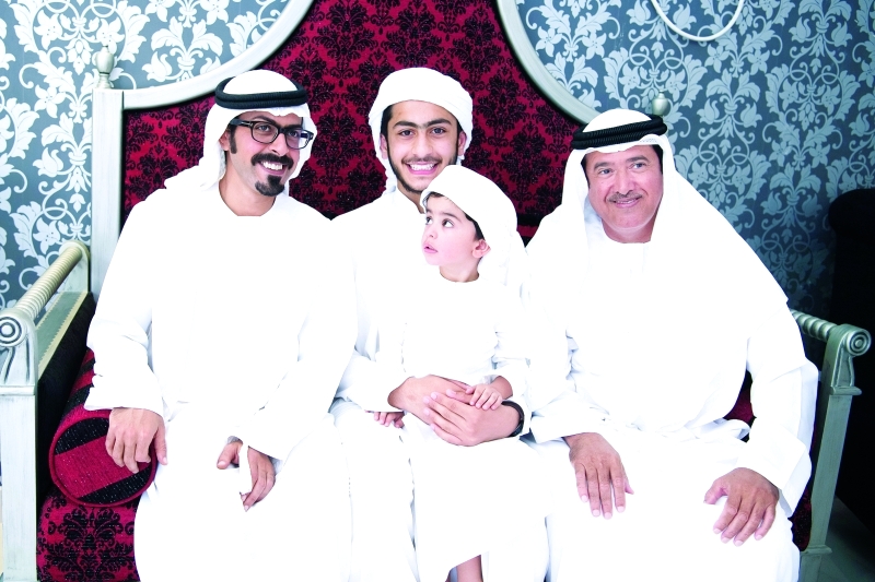 "■ خليفة بن طحنون وسلطان بن حمدان خلال تقديم العزاء في الشهيد الحمادي"