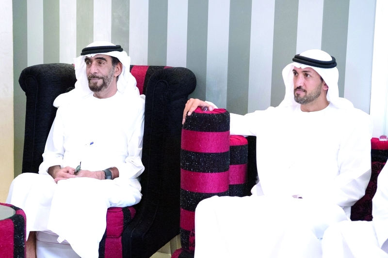 "■ محمد المزروعي وجمعة البواردي أثناء العزاء في الشهيد الحمادي"