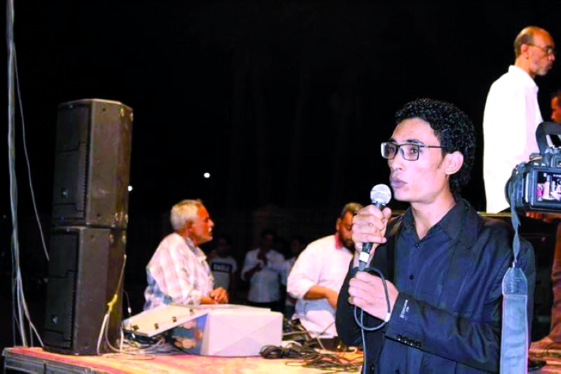 "■ حسن عامر يلقي قصائد خلال الأمسية"