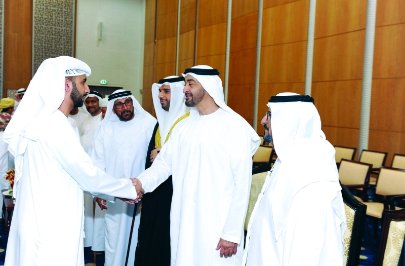 "■ محمد بن زايد مصافحاً أحد الحضور"