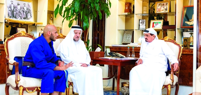 "■ حاكم عجمان في حديث مع إبراهيم الحوسني بحضور خليفة الجرمن | وام"