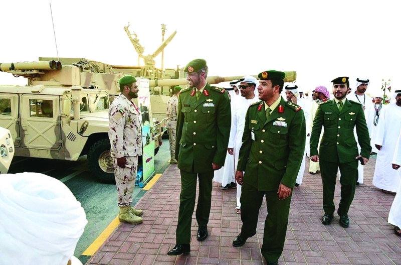 "قيادات عسكرية في جولة خلال الاحتفالات"