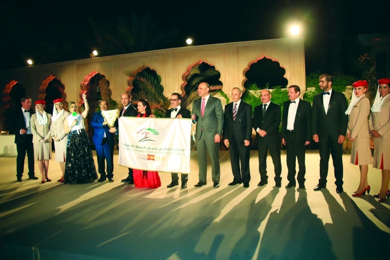 "■ صقر الريسي يسلم علم مؤتمر نسخة مدريد 2018 إلى سعيد النويس | تصوير - مرهف العساف"