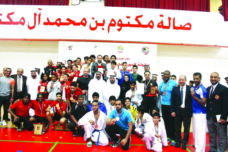 "■ الرزوقي يتوسط الأبطال | البيان"