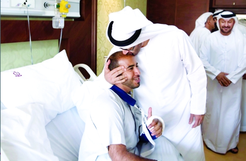 "محمد بن زايد يقبل رأس فاضل المهيري"