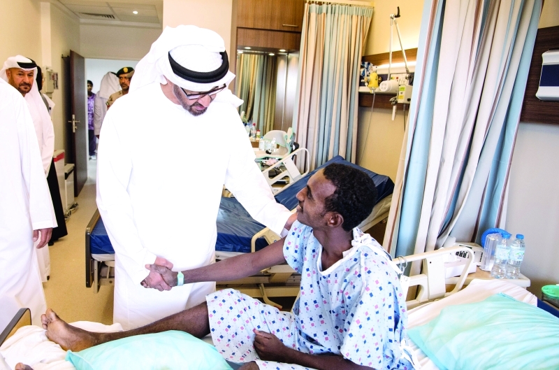 "■ محمد بن زايد يطمئن على أحد جنود القوات المسلحة السودانية"