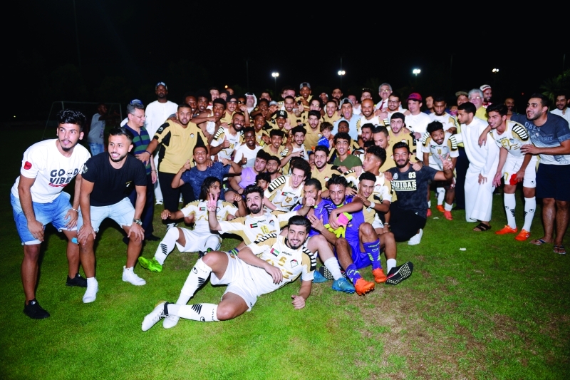 "■ فريق الجامعة الأميركية في الإمارات بعد التتويج"