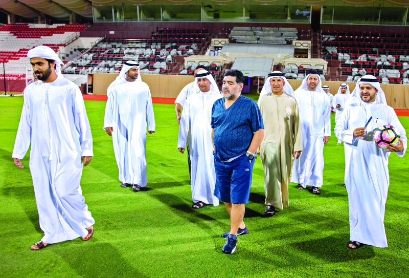 "■ مارادونا ومسؤولو النادي لدى زيارة ملعب الفجيرة | أ ف ب"