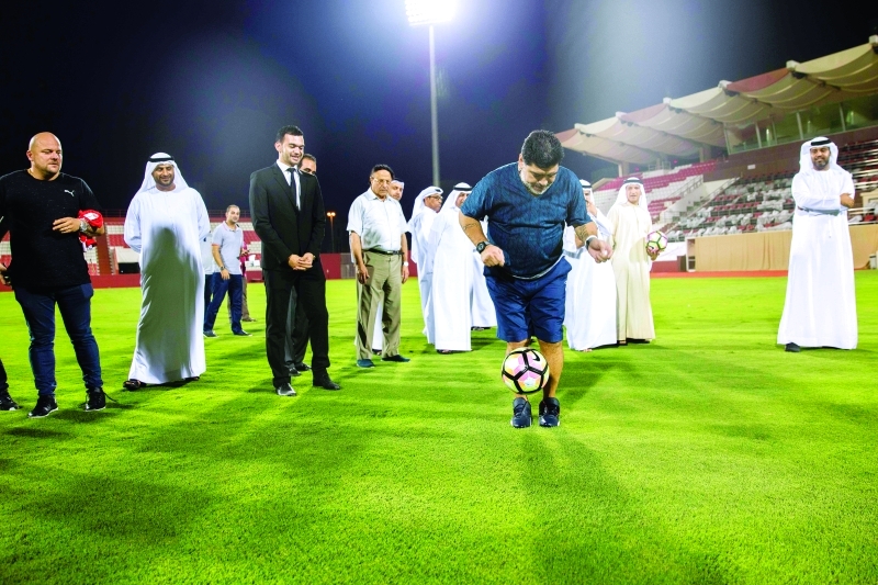 "■ مارادونا يستعرض مهاراته على ملعب نادي الفجيرة | أ ف ب"