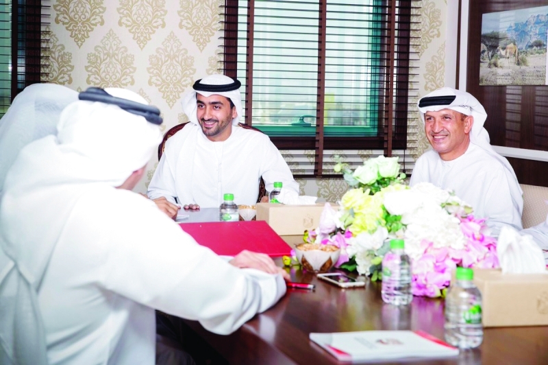 "■ خلال اجتماع مجلس إدارة نادي الفجيرة | البيان"