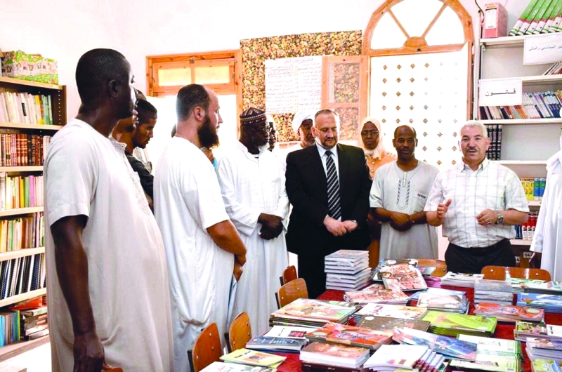 "Ⅶ نماذج من الكتب التي تم تسليمها إلى ثانوية بلكين الثاني في مدينة أدرار الجزائرية | وام"