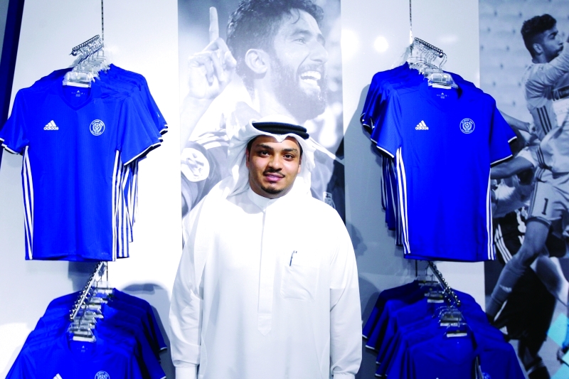 "■ سعيد المهيري خلال افتتاح المتجر | تصوير: عاطف الغمري"