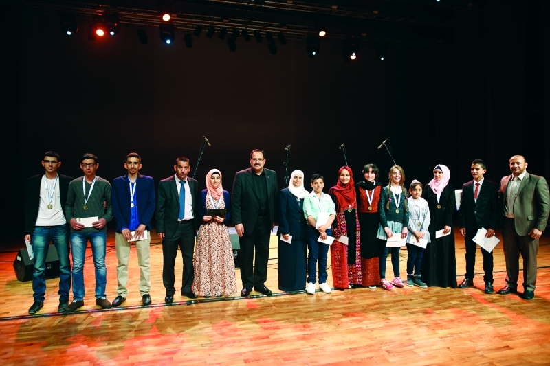 "Ⅶ وزير التربية والتعليم العالي الفلسطيني يتوسط المكرمين   |  من المصدر"