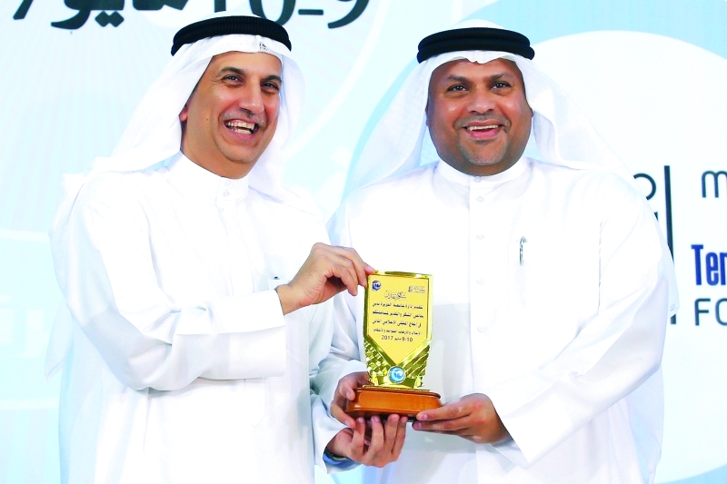 "■ الزميل إبراهيم الحساوي متسلماً تكريم «البيان» من أحمد الكندري"