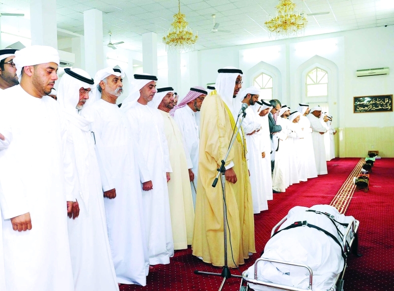 "سرور بن محمد وسيف بن زايد ونهيان بن مبارك خلال الصلاة على الجنازة | وام"