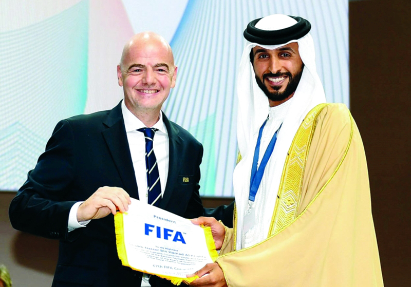 "■ ناصر بن حمد يتلقى شعار \"فيفا\" من رئيس الاتحاد الدولي | البيان"