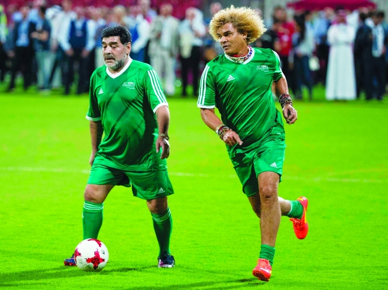 "■ مارادونا وفالديراما خلال اللقاء الاستعراضي | أ ف ب"
