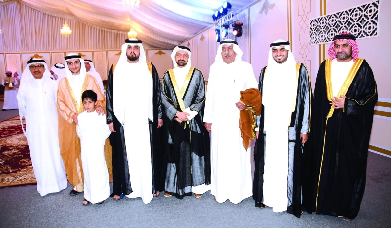 "العريس سعود بن ماجد ووالده وعدد من الحضور"