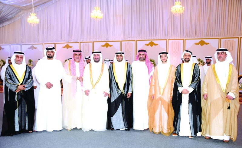 "■ العريس ووالده وعدد من الحضور"
