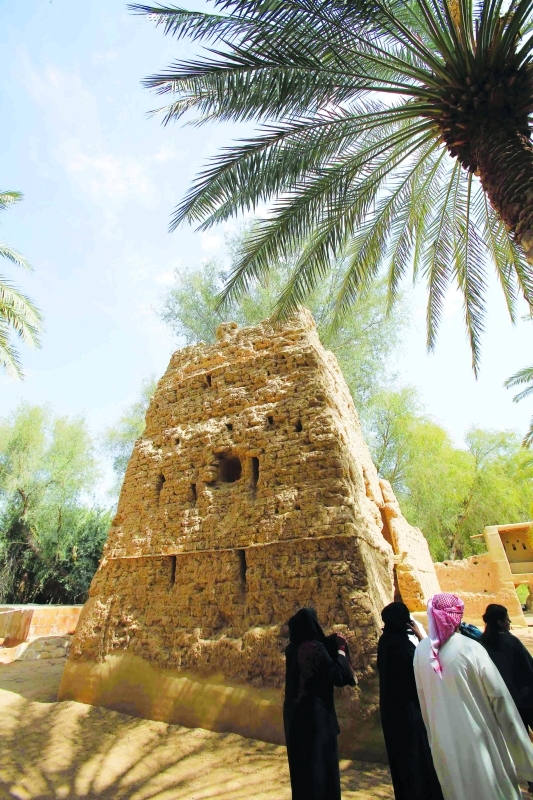 "مبانٍ قديمة في منطقة وواحة القطارة"