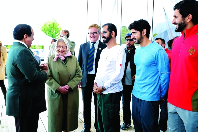 "محمد بن راشد في حديث مع الملكة إليزابيث بحضور حمد بن عيسى وحمدان بن محمد | تصوير: خليفة اليوسف"