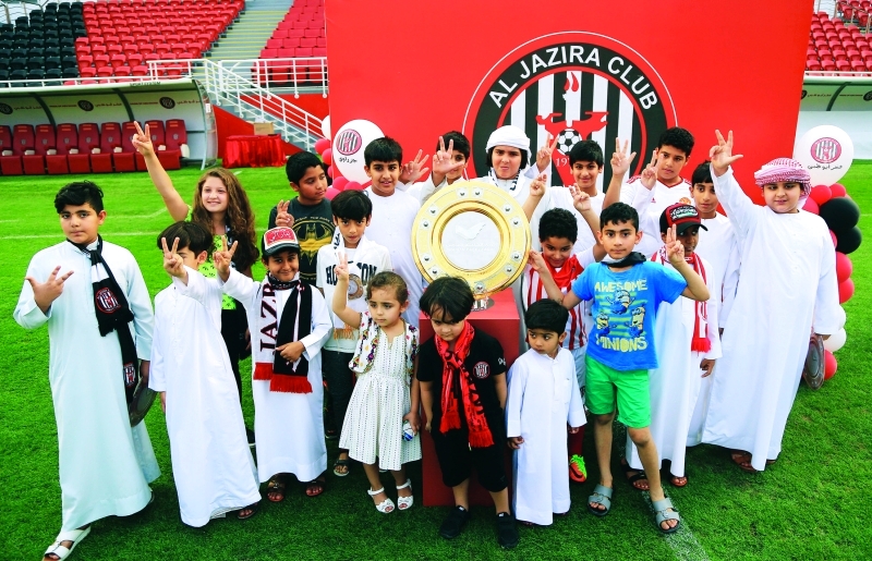 "■ صغار المشجعين مع درع الدوري"