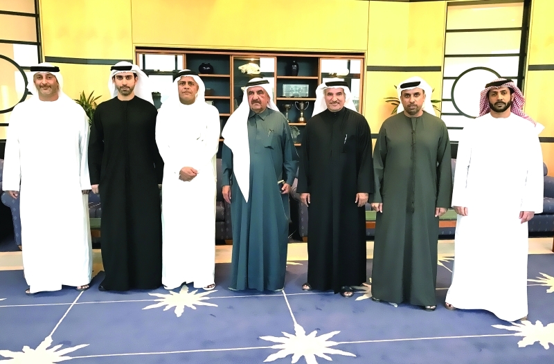 "■ حمدان بن راشد مع سعيد حارب وأعضاء إدارة دبي البحري | البيان"