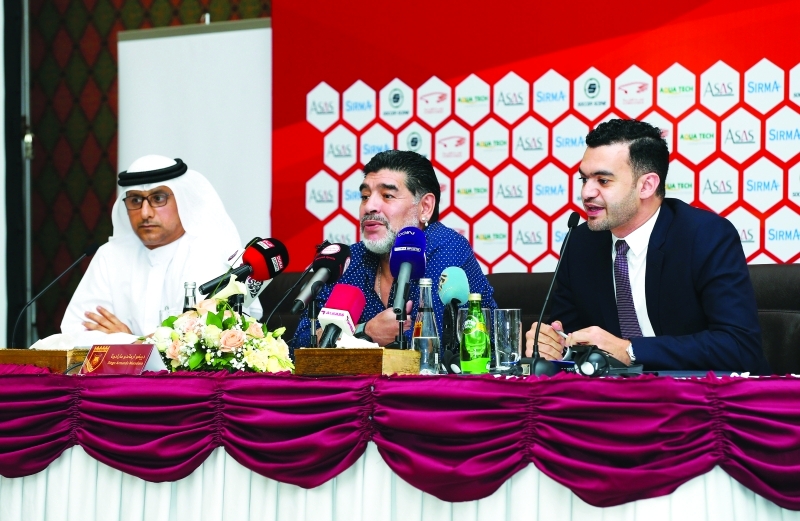 "■ مارادونا يتحدث في المؤتمر الصحافي التقديمي بحضور اليماحي"