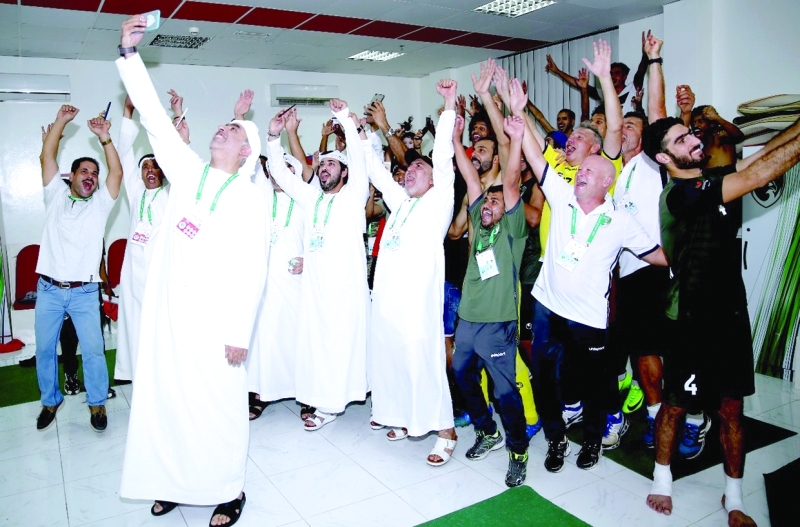 "■ أحمد بن صقر يلتقط «سيلفي» الاحتفال | البيان"