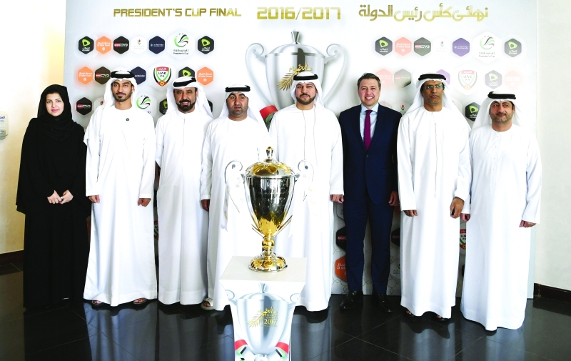 "■ سعيد الطنيجي يتوسط رعاة نهائي كأس رئيس الدولة | البيان"