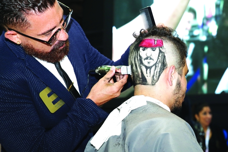"Ⅶ عرض مبتكر من خلال الرسم على الرأس"