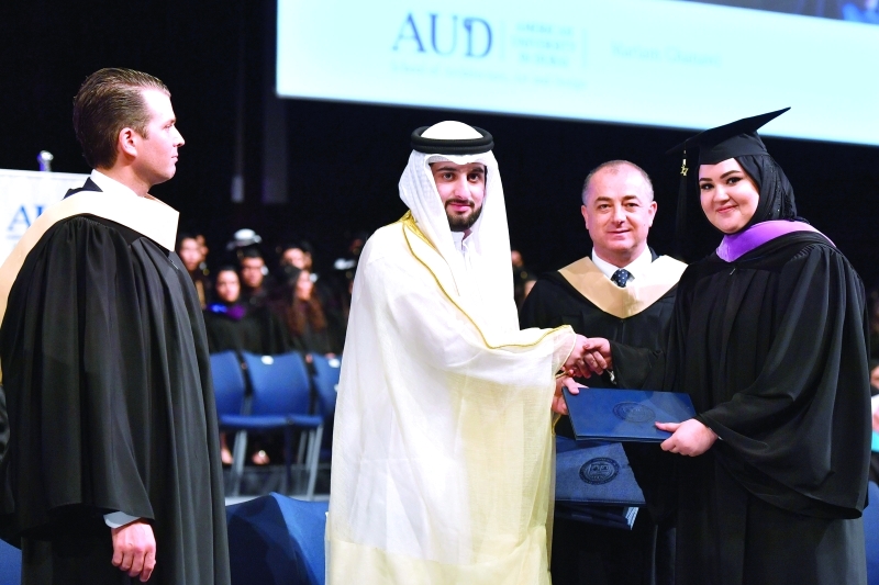 "سموه مكرماً إحدى الخريجات بحضور إلياس بو صعب"
