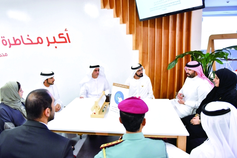 "■ محمد بن راشد بحضور حمدان بن محمد وسيف بن زايد يستمع إلى مبادرة الاتصالات"