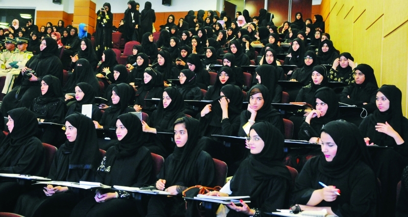 "■ إقبال الطالبات على التخصصات العلمية  |  أرشيفية"